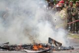 Petugas pemadam kebakaran melakukan pemadaman api saat simulasi penyelamatan dalam kebakaran di Alun Alun Sidoarjo, Jawa Timur, Kamis (17/4/2025). Simulasi yang diikuti Satuan Polisi Pamong Praja, Satuan Perlindungan Masyarakat dan Pemadam Kebakaran tersebut bertujuan untuk meningkatkan kemampuan dan kesiapsiagaan menghadapi bencana di Indonesia serta penyelamatan korban. Antara Jatim/Umarul Faruq