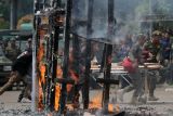 Petugas dari Satuan Polisi Pamong Praja dan Perlindungan Masyarakat mengevakuasi warga korban kebakaran saat simulasi penyelamatan dalam kebakaran di Alun Alun Sidoarjo, Jawa Timur, Kamis (17/4/2025). Simulasi yang diikuti Satuan Polisi Pamong Praja, Satuan Perlindungan Masyarakat dan Pemadam Kebakaran tersebut bertujuan untuk meningkatkan kemampuan dan kesiapsiagaan menghadapi bencana di Indonesia serta penyelamatan korban. Antara Jatim/Umarul Faruq