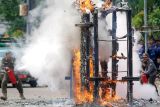 Petugas dari Satuan Polisi Pamong Praja dan Perlindungan Masyarakat melakukan pemadaman api saat simulasi penyelamatan dalam kebakaran di Alun Alun Sidoarjo, Jawa Timur, Kamis (17/4/2025). Simulasi yang diikuti Satuan Polisi Pamong Praja, Satuan Perlindungan Masyarakat dan Pemadam Kebakaran tersebut bertujuan untuk meningkatkan kemampuan dan kesiapsiagaan menghadapi bencana di Indonesia serta penyelamatan korban. Antara Jatim/Umarul Faruq