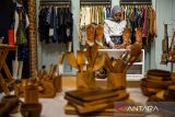 Pengunjung melihat produk fesyen yang di jual di Toko Pasar Kreatif di PVJ Mal di Bandung, Jawa Barat, Kamis (17/4/2025). Pemerintah Kota Bandung meresmikan Toko Kreatif di pusat perbelanjaan PVJ yang ditujukan sebagai wadah pelaku UMKM produk fesyen, kerajinan dan aksesoris dengan kapasitas 20 UMKM yang nantinya akan bergantian mengisi toko tersebut guna memasarkan produk unggulan Kota Bandung. ANTARA FOTO/Raisan Al Farisi/agr