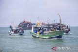 Warga berada di dalam perahu saat mengikuti prosesi larung sesaji tradisi pesta laut atau nadran nelayan di Karangsong, Indramayu, Jawa Barat, Rabu (16/4/2025). Tradisi nadran atau pesta laut nelayan Karangsong itu biasa digelar dua tahun sekali sebagai bentuk syukur nelayan atas hasil tangkapan ikan. ANTARA FOTO/Dedhez Anggara/agr
