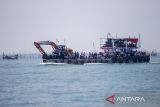 Warga berada di dalam perahu saat mengikuti prosesi larung sesaji tradisi pesta laut atau nadran nelayan di Karangsong, Indramayu, Jawa Barat, Rabu (16/4/2025). Tradisi nadran atau pesta laut nelayan Karangsong itu biasa digelar dua tahun sekali sebagai bentuk syukur nelayan atas hasil tangkapan ikan. ANTARA FOTO/Dedhez Anggara/agr
