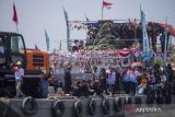 Warga berada di dalam perahu saat mengikuti prosesi larung sesaji tradisi pesta laut atau nadran nelayan di Karangsong, Indramayu, Jawa Barat, Rabu (16/4/2025). Tradisi nadran atau pesta laut nelayan Karangsong itu biasa digelar dua tahun sekali sebagai bentuk syukur nelayan atas hasil tangkapan ikan. ANTARA FOTO/Dedhez Anggara/agr
