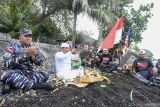 Kepala Dinas Sejarah TNI AL Laksma TNI Hariyo Purnomo (kiri) didampingi Kasubdis Riset Sejarah Kolonel Laut (PM) Juang Pawana (kanan), Kasi Riset Lapangan dan Bawah air Letkol Laut (P) Yudo Ponco (kedua kanan) dan Captain USMC Josh Cambers (ketiga kanan) melakukan prosesi adat dan doa dalam rangka penurunan prasasti tugu beton ke dasar laut pada persiapan pemasangan Prasasti Kapal USS Liberty yang tenggelam di perairan Laut Tulamben, Desa Tulamben, Kubu, Bali, Rabu (16/4/2025). Acara yang dilaksanakan Dinas Sejarah TNI AL bersama Kedutaan Besar Amerika tersebut akan digelar pada Kamis (17/4). ANTARA FOTO/Muhammad Adimaja/wsj.