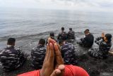 Prajurit TNI AL melakukan prosesi adat dan doa sebelum penurunan prasasti tugu beton ke dasar laut pada persiapan pemasangan Prasasti Kapal USS Liberty yang tenggelam di perairan Laut Tulamben, Desa Tulamben, Kubu, Bali, Rabu (16/4/2025). Acara yang dilaksanakan Dinas Sejarah TNI AL bersama Kedutaan Besar Amerika tersebut akan digelar pada Kamis (17/4). ANTARA FOTO/Muhammad Adimaja/wsj.