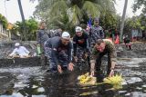 Kepala Dinas Sejarah TNI AL Laksma TNI Hariyo Purnomo (kedua kanan) menyaksikan prosesi adat dan doa yang dilakukan Kasubdis Riset Sejarah Kolonel Laut (PM) Juang Pawana (kedua kiri), Kasubdis Penulisan dan Tradisi Kolonel Laut (KH) I Gede Ngurah Suasana (kiri), Kasi Riset Lapangan dan Bawah air Letkol Laut (P) Yudo Ponco (kedua kiri) dan Captain USMC Josh Cambers (kanan) pada persiapan pemasangan Prasasti Kapal USS Liberty yang tenggelam di perairan Laut Tulamben, Desa Tulamben, Kubu, Bali, Rabu (16/4/2025). Acara yang dilaksanakan Dinas Sejarah TNI AL bersama Kedutaan Besar Amerika tersebut akan digelar pada Kamis (17/4). ANTARA FOTO/Muhammad Adimaja/wsj.