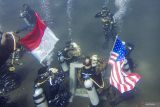 Perwira Pelaksana Penyelaman Naval Historical Diver Disjarahal Letkol Laut (P) Yudo Ponco memimpin penghormatan pada acara pemasangan Prasasti dan Pengibaran Bendera Indonesia dan Amerika di area Kapal karam Amerika USAT Liberty di Perairan Tulamben, Desa Tulamben, Kubu, Bali, Kamis (17/4/2025). Penyelaman dan pemasangan prasasti yang dilaksanakan oleh Naval Historical Diver Dinas Sejarah AL dan Kedutaan Besar Amerika untuk Indonesia tersebut digelar sebagai penghormatan terhadap situs sejarah USAT Liberty, pengingat akan kerja sama antar bangsa, serta pelestarian warisan budaya bawah laut di Indonesia. ANTARA FOTO/Muhammad Adimaja/wsj.