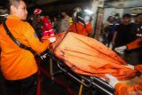 Sejumlah petugas mengevakuasi jenazah korban kebakaran rumah toko di Jalan Kedung Rukem IV, Surabaya, Jawa Timur, Kamis (17/4/2025). Sebanyak 15 kendaraan pemadam kebakaran dikerahkan untuk memadamkan kebakaran rumah yang sekaligus berfungsi sebagai toko di kawasan pemukiman padat penduduk dan mengakibatkan dua orang penghuninya meninggal dunia di lokasi itu. ANTARA Jatim/Didik Suhartono/mas.