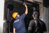 Tim Inafis Polrestabes Surabaya melakukan olah tempat kejadian perkara (TKP) rumah toko yang terbakar di Jalan Kedung Rukem IV, Surabaya, Jawa Timur, Kamis (17/4/2025). Sebanyak 15 kendaraan pemadam kebakaran dikerahkan untuk memadamkan kebakaran rumah yang sekaligus berfungsi sebagai toko di kawasan pemukiman padat penduduk dan mengakibatkan dua orang penghuninya meninggal dunia di lokasi itu. ANTARA Jatim/Didik Suhartono/mas.