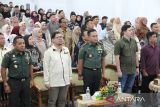 Pangdam I/Bukit Barisan Mayjen TNI Rio Firdianto menyampaikan materi saat acara Focus Ground Discussion Bersama TNI di Universitas Dharmawangsa, Medan, Sumatera Utara, Kamis (17/4/2025). Kegiatan diskusi yang dihadiri ratusan mahasiswa tersebut mengangkat tema 'Peran Aktif serta Kolaborasi Mahasiswa dan TNI dalam Memajukan Kesejahteraan Masyarakat. ANTARA/Yudi Manar