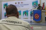 Pangdam I/Bukit Barisan Mayjen TNI Rio Firdianto menyampaikan materi saat acara Focus Ground Discussion Bersama TNI di Universitas Dharmawangsa, Medan, Sumatera Utara, Kamis (17/4/2025). Kegiatan diskusi yang dihadiri ratusan mahasiswa tersebut mengangkat tema 'Peran Aktif serta Kolaborasi Mahasiswa dan TNI dalam Memajukan Kesejahteraan Masyarakat. ANTARA/Yudi Manar