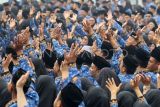 Sejumlah Pegawai Pemerintah dengan Perjanjian Kerja (PPPK) dan Aparatur Sipil Negara (ASN) mengikuti pelantikan di Lapangan Tegar Beriman, Cibinong, Kabupaten Bogor, Jawa Barat, Kamis (17/4/2025). Pemerintah Kabupaten Bogor melantik 3.324 orang PPPK dan ASN sebanyak 345 formasi tahun 2024. ANTARA FOTO/Yulius Satria Wijaya/foc.
