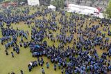 Foto udara sejumlah Pegawai Pemerintah dengan Perjanjian Kerja (PPPK) dan Aparatur Sipil Negara (ASN) saat mengikuti pelantikan di Lapangan Tegar Beriman, Cibinong, Kabupaten Bogor, Jawa Barat, Kamis (17/4/2025). Pemerintah Kabupaten Bogor melantik 3.324 orang PPPK dan ASN sebanyak 345 formasi tahun 2024. ANTARA FOTO/Yulius Satria Wijaya/foc.