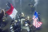 Perwira Pelaksana Penyelaman Naval Historical Diver Disjarahal Letkol Laut (P) Yudo Ponco memimpin penghormatan pada acara pemasangan Prasasti dan Pengibaran Bendera Indonesia dan Amerika di area Kapal karam Amerika USAT Liberty di Perairan Tulamben, Desa Tulamben, Kubu, Bali, Kamis (17/4/2025). Penyelaman dan pemasangan prasasti yang dilaksanakan oleh Naval Historical Diver Dinas Sejarah AL dan Kedutaan Besar Amerika untuk Indonesia tersebut digelar sebagai penghormatan terhadap situs sejarah USAT Liberty, pengingat akan kerja sama antar bangsa, serta pelestarian warisan budaya bawah laut di Indonesia. ANTARA FOTO/Muhammad Adimaja/foc.