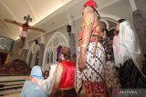 Umat Kristiani menggelar visualisasi Jalan Salib pada peringatan Jumat Agung di Gereja Katolik St. Vincentius A Paulo Jalan Widodaren, Surabaya, Jawa Timur, Jumat (18/4/2025). Visualisasi yang menggambarkan kesengsaraan Yesus hingga wafatnya tersebut merupakan rangkaian perayaan Paskah. Antara Jatim/Didik Suhartono/um