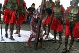 Umat Katolik memainkan salah satu adegan dalam drama visualisasi jalan salib di Gereja Paroki Santo Yohanes Pemandi, Janti, Malang, Jawa Timur, Jumat (18/4/2025). Drama yang menggambarkan kesengsaraan Yesus hingga wafat tersebut diadakan untuk menambah keimanan umat Katolik dalam rangkaian peringatan Paskah. Antara Jatim/Ari Bowo Sucipto/um