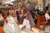 Umat Kristiani menggelar visualisasi Jalan Salib pada peringatan Jumat Agung di Gereja Katolik St. Vincentius A Paulo Jalan Widodaren, Surabaya, Jawa Timur, Jumat (18/4/2025). Visualisasi yang menggambarkan kesengsaraan Yesus hingga wafatnya tersebut merupakan rangkaian perayaan Paskah. Antara Jatim/Didik Suhartono/um