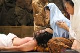 Umat Kristiani menggelar visualisasi Jalan Salib pada peringatan Jumat Agung di Gereja Katolik St. Vincentius A Paulo Jalan Widodaren, Surabaya, Jawa Timur, Jumat (18/4/2025). Visualisasi yang menggambarkan kesengsaraan Yesus hingga wafatnya tersebut merupakan rangkaian perayaan Paskah. Antara Jatim/Didik Suhartono/um