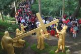Umat Kristiani memanjatkan doa di depan diorama penyaliban Yesus Kristus saat prosesi Jalan Salib di lereng gunung Wilis Desa Puhsarang, Kabupaten Kediri, Jawa Timur, Jumat (18/4/2025). Kegiatan yang diikuti ratusan umat dari sejumlah daerah di destinasi wisata religi andalan Kabupaten Kediri tersebut guna memperingati Hari Paskah. Antara Jatim/Prasetia Fauzani/um