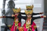 Peserta menampilkan tarian pada Festival Sulur Kembang di Gesibu, Banyuwangi, Jawa Timur, Jumat (18/4/2025). Festival tersebut merupakan ajang kompetisi tari kreasi yang diikuti 197 peserta tingkat pelajar yang digelar untuk pengembangan potensi serta memupuk kecintaan terhadap budaya daerah. Antara Jatim/Budi Candra Setya/um