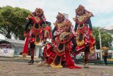 Kelompok tari berpose sebelum tampil pada Festival Sulur Kembang di Gesibu, Banyuwangi, Jawa Timur, Jumat (18/4/2025). Festival tersebut merupakan ajang kompetisi tari kreasi yang diikuti 197 peserta tingkat pelajar yang digelar untuk pengembangan potensi serta memupuk kecintaan terhadap budaya daerah. Antara Jatim/Budi Candra Setya/um