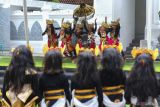 Peserta menampilkan tarian pada Festival Sulur Kembang di Gesibu, Banyuwangi, Jawa Timur, Jumat (18/4/2025). Festival tersebut merupakan ajang kompetisi tari kreasi yang diikuti 197 peserta tingkat pelajar yang digelar untuk pengembangan potensi serta memupuk kecintaan terhadap budaya daerah. Antara Jatim/Budi Candra Setya/um