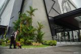 Petugas kepolisian Polres Lumajang mengerahkan anjing pelacak saat sterilisasi jelang ibadah Jumat Agung di Gedung Rock Convention Center, Lumajang Jawa Timur, Jumat (18/4/2025). Polres Lumajang melakukan sterilisasi dan pengamanan di sejumlah gereja di wilayah hukumnya untuk memberikan keamanan dan kenyamanan bagi umat kristiani melaksanakan ibadah Jumat Agung. Antara Jatim/Irfan Sumanjaya/um