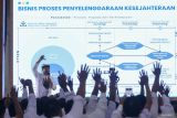 Menteri Sosial Saifullah Yusuf menyampaikan paparan dihadapan Pilar-Pilar Sosial pada kunjungan kerja di Pendopo Banyuwangi, Jawa Timur, Jumat (18/4/2025). Kunjungan kerja tersebut membahas tentang program Sekolah Rakyat yang akan menjadi tempat pendidikan karakter, peningkatan kapasitas serta sarana mobilitas sosial antar generasi sebagai upaya pengentasan kemiskinan melalui jalur pendidikan. Antara Jatim/Budi Candra Setya/um
