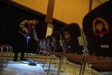 Petugas kepolisian Polres Lumajang mengerahkan anjing pelacak saat sterilisasi jelang ibadah Jumat Agung di Gedung Rock Convention Center, Lumajang Jawa Timur, Jumat (18/4/2025). Polres Lumajang melakukan sterilisasi dan pengamanan di sejumlah gereja di wilayah hukumnya untuk memberikan keamanan dan kenyamanan bagi umat kristiani melaksanakan ibadah Jumat Agung. Antara Jatim/Irfan Sumanjaya/um