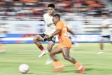 Pesepak bola Borneo FC Samarinda Terens Owang Puhiri  (kanan) berebut bola dengan pesepak bola PSM Makassar Muh. Mufli Hidayat (kiri) saat pertandingan Liga 1 2024/2025 di Stadion Segiri, Samarinda, Kalimantan Timur, Jumat (18/4/2025). Pertandingan berakhir imbang dengan skor akhir 1-1. Antara Kaltim/M Risyal Hidayat