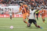 Pesepak bola Borneo FC Samarinda Matheus Antonio De Sousa Santos (kiri) berebut bola dengan pesepak bola PSM Makassar Yuran Fernandes (kanan) saat pertandingan Liga 1 2024/2025 di Stadion Segiri, Samarinda, Kalimantan Timur, Jumat (18/4/2025). Pertandingan berakhir imbang dengan skor akhir 1-1. Antara Kaltim/M Risyal Hidayat