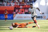 Pesepak bola Borneo FC Samarinda Gabriel Furtado (kiri) terjatuh saat berebut bola dengan pesepak bola PSM Makassar Victor Luiz Prestes (kanan) saat pertandingan Liga 1 2024/2025 di Stadion Segiri, Samarinda, Kalimantan Timur, Jumat (18/4/2025).  Pertandingan berakhir imbang dengan skor akhir 1-1. Antara Kaltim/M Risyal Hidayat
