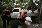 Petugas Bulog dibantu aparat Babinsa memindahkan karung berisi gabah kering panen  (GKP) ke mobil angkutan barang saat pembelian langsung gabah petani di desa Lampanah Leungah, Kecamatan Seulimum, kabupaten Aceh Besar, Aceh, Kamis (17/4/2025). Perum Bulog Kantor Wilayah Aceh mencatat realisasi penyerapan  gabah kering paneh (GKP) hingga 16 April 2025 di daerah itu  telah mencapai  68.514 ton setara beras atau melampui dari yang ditargetkan Janurai-April 2025 sebanyak  54.490 ton. ANTARA FOTO/Ampelsa.
