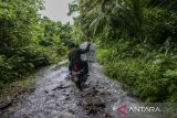 Petugas PPS membawa logistik PSU Pilkada Kabupaten Serang 2024 menerobos jalan rusak di Desa Cikedung, Kabupaten Serang, Banten, Jumat (18/4/2025). KPU Kabupaten Serang mendistribusikan logistik pemungutan suara ulang (PSU) Pilkada Kabupaten Serang 2024 ke wilayah desa terpencil di Desa Cikedung dengan kondisi topografi pegunungan dan hanya dapat diakses menggunakan sepeda motor yang memakan waktu tempuh hingga satu jam dari kantor Kecamatan Mancak. ANTARA FOTO/Muhammad Bagus Khoirunas/gp