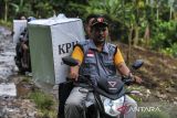 Petugas PPS membawa logistik PSU Pilkada Kabupaten Serang 2024 menerobos jalan rusak di Desa Cikedung, Kabupaten Serang, Banten, Jumat (18/4/2025). KPU Kabupaten Serang mendistribusikan logistik pemungutan suara ulang (PSU) Pilkada Kabupaten Serang 2024 ke wilayah desa terpencil di Desa Cikedung dengan kondisi topografi pegunungan dan hanya dapat diakses menggunakan sepeda motor yang memakan waktu tempuh hingga satu jam dari kantor Kecamatan Mancak. ANTARA FOTO/Muhammad Bagus Khoirunas/gp