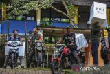 Petugas PPS membawa logistik PSU Pilkada Kabupaten Serang 2024 menerobos jalan rusak di Desa Cikedung, Kabupaten Serang, Banten, Jumat (18/4/2025). KPU Kabupaten Serang mendistribusikan logistik pemungutan suara ulang (PSU) Pilkada Kabupaten Serang 2024 ke wilayah desa terpencil di Desa Cikedung dengan kondisi topografi pegunungan dan hanya dapat diakses menggunakan sepeda motor yang memakan waktu tempuh hingga satu jam dari kantor Kecamatan Mancak. ANTARA FOTO/Muhammad Bagus Khoirunas/gp