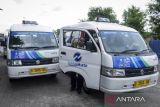 Sopir membersihkan kaca angkutan Mikrotrans JakLingko di Puri Beta, Kota Tangerang, Banten, Jumat (18/4/2025). Pemerintah Provinsi DKI Jakarta berencana memperluas layanan Jaklingko di Kota Tangerang untuk meminimalisir kemacetan dan membantu mobilitas warga menuju Jakarta. ANTARA FOTO/Putra M. Akbar/gp