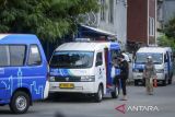 Sopir membersihkan kaca angkutan Mikrotrans JakLingko di Puri Beta, Kota Tangerang, Banten, Jumat (18/4/2025). Pemerintah Provinsi DKI Jakarta berencana memperluas layanan Jaklingko di Kota Tangerang untuk meminimalisir kemacetan dan membantu mobilitas warga menuju Jakarta. ANTARA FOTO/Putra M. Akbar/gp