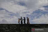 Wisatawan berjalan di Benteng Speelwijk, Kota Serang, Banten, Jumat (18/4/2025). Menteri Koordinator Bidang Perekonomian Airlangga Hartarto menilai pariwisata yang telah mencatatkan lebih dari 13 juta kedatangan wisatawan mancanegara dengan menciptakan hampir 25 juta lapangan pekerjaan dan menyumbang devisa sebesar 16,7 miliar dolar AS pada tahun 2024 sebagai sektor strategis penggerak utama pertumbuhan dalam menghadapi risiko ketidakpastian global, termasuk potensi dampak dari tarif baru yang diberlakukan Amerika Serikat terhadap perdagangan dunia. ANTARA FOTO/Angga Budhiyanto/gp