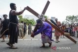 Sejumlah umat Katolik berperan dalam visualisasi Jalan Salib saat peringatan Jumat Agung di Gereja St. Matius Penginjil, Kota Tangerang Selatan, Banten, Jumat (18/4/2025). Prosesi drama tablo Kisah Sengsara Yesus Kristus tersebut merupakan bagian dari rangkaian perayaan Paskah yang akan berlangsung hingga Minggu (20/4/2025). ANTARA FOTO/Putra M. Akbar/gp