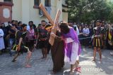Umat Katolik melakukan prosesi drama  Jalan Salib di Gereja Katolik Hati Kudus. Banda Aceh, Aceh, Jumat (18/4/2025).  Drama Jalan Salib  yang  disaksikan ratusan warga antar umat beragama yang merefleksikan  kisah dan wafatnya Yesus Kristus itu merupakan rangkaian peringatan Wafat Isa Al Masih. ANTARA FOTO/ Ampelsa.