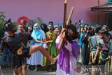 Umat Katolik melakukan prosesi drama  Jalan Salib di Gereja Katolik Hati Kudus. Banda Aceh, Aceh, Jumat (18/4/2025).  Drama Jalan Salib  yang  disaksikan ratusan warga antar umat beragama yang merefleksikan  kisah dan wafatnya Yesus Kristus itu merupakan rangkaian peringatan Wafat Isa Al Masih. ANTARA FOTO/ Ampelsa.