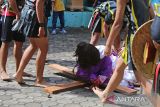 Umat Katolik melakukan prosesi drama  Jalan Salib di Gereja Katolik Hati Kudus. Banda Aceh, Aceh, Jumat (18/4/2025).  Drama Jalan Salib  yang  disaksikan ratusan warga antar umat beragama yang merefleksikan  kisah dan wafatnya Yesus Kristus itu merupakan rangkaian peringatan Wafat Isa Al Masih. ANTARA FOTO/ Ampelsa.