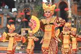 Seniman menampilkan tarian saat mengikuti pawai budaya rangkaian HUT ke-254 Kota Gianyar di Kabupaten Gianyar, Bali, Kamis (17/4/2025). Kegiatan tersebut diikuti oleh ribuan warga dan seniman yang menampilkan berbagai potensi dan ciri khas seni budaya serta tradisi setempat. ANTARA FOTO/Fikri Yusuf/wsj.