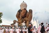 Pemuda mengarak ogoh-ogoh saat mengikuti pawai budaya rangkaian HUT ke-254 Kota Gianyar di Gianyar, Bali, Kamis (17/4/2025). Kegiatan tersebut diikuti oleh ribuan warga dan seniman yang menampilkan berbagai potensi dan ciri khas seni budaya serta tradisi setempat. ANTARA FOTO/Fikri Yusuf/wsj.