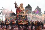 Pemuda mengarak ogoh-ogoh saat mengikuti pawai budaya rangkaian HUT ke-254 Kota Gianyar di Gianyar, Bali, Kamis (17/4/2025). Kegiatan tersebut diikuti oleh ribuan warga dan seniman yang menampilkan berbagai potensi dan ciri khas seni budaya serta tradisi setempat. ANTARA FOTO/Fikri Yusuf/wsj.