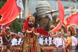 Seniman menampilkan tarian saat mengikuti pawai budaya rangkaian HUT ke-254 Kota Gianyar di Gianyar, Bali, Kamis (17/4/2025). Kegiatan tersebut diikuti oleh ribuan warga dan seniman yang menampilkan berbagai potensi dan ciri khas seni budaya serta tradisi setempat. ANTARA FOTO/Fikri Yusuf/wsj.