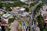 Foto udara kepadatan kendaraan saat diberlakukan sistem satu arah menuju jalur wisata Puncak, Gadog, Kabupaten Bogor, Jawa Barat, Jumat (18/4/2025). Polres Bogor melakukan rekayasa lalu lintas sistem satu arah dan sistem lawan arus di pintu keluar Tol Ciawi serta sistem ganjil genap untuk mengurai kepadatan kendaraan wisatawan yang menuju jalur wisata Puncak saat libur Paskah dan libur akhir pekan. ANTARA FOTO/Yulius Satria Wijaya/tom.