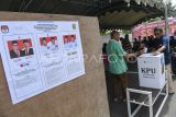 Warga memasukkan surat suara ke dalam kotak pada pemungutan suara ulang (PSU) Pilkada Kabupaten Kutai Kartanegara di TPS 22 Arwana di Tenggarong, Kutai Kartanegara, Kalimantan Timur, Sabtu (19/4/2025). PSU pemilihan Bupati dan Wakil Bupati Kutai Kartanegara itu berlangsung di 1.447 tempat pemungutan suara (TPS) dengan daftar pemilih tetap (DPT) sebanyak 552.469 pemilih di 20 kecamatan pascaputusan Mahkamah Konstitusi (MK). Antara Kaltim/M Risyal Hidayat