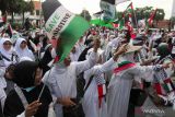 Sejumlah warga melakukan aksi damai bela Palestina di Jalan Gubernur Suryo, Surabaya, Jawa Timur, Sabtu (19/4/2025). Aksi itu sebagai bentuk pembelaan bagi Palestina yang mengalami penderitaan akibat serangan militer Israel. Antara Jatim/Didik Suhartono/um